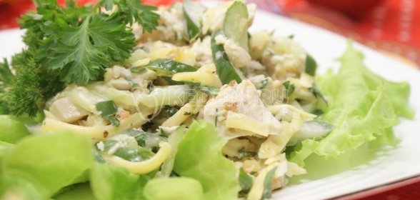 Салат с отварной курицей, свежими огурцами и орехами