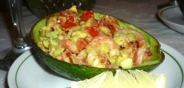 Салат из авокадо и креветок