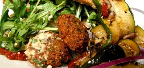 Пита с пряными мясными шариками, рукколой, майонезом с хариссой и дольками картофеля