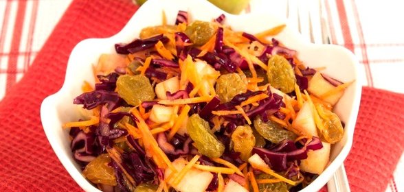 Салат с капустой, яблоком и изюмом