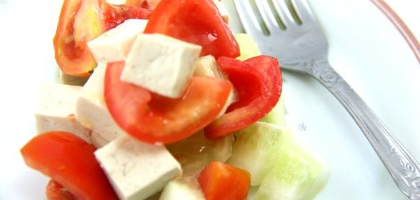 Салат с фетой, помидорами и огурцами