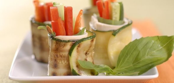 Рулетики из цукини с моцареллой
