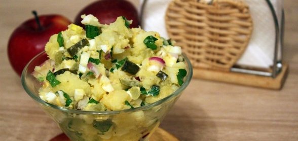 Картофельный салат с яйцом и зеленью