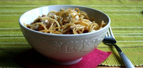 Теплый салат из лисичек, феты и пасты