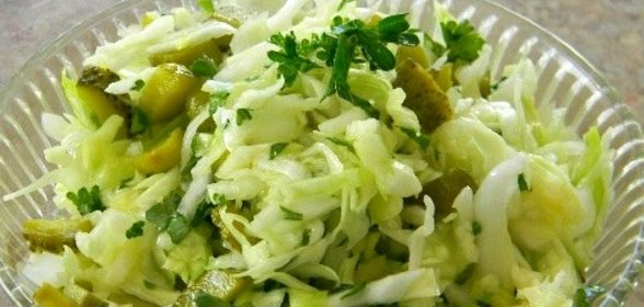 Салат из свежей капусты и соленых огурцов