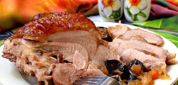 Запечённое бедро индейки с черносливом