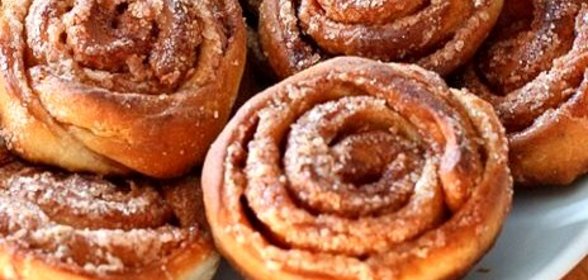 Плюшки с корицей и мускатным орехом