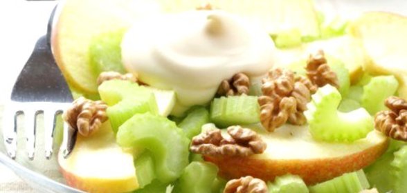 Салат Вальдорф с сельдереем, яблоками и грецкими орехами