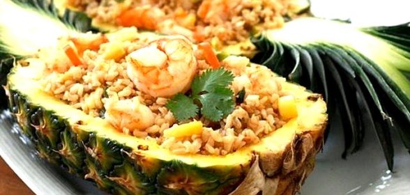 Острый рис с креветками в ананасе