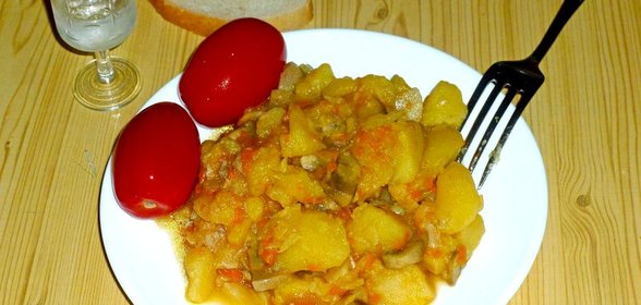 Тушеный картофель с капустой и грибами