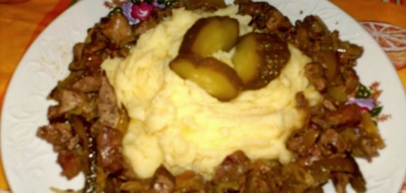 Куриная печень, жареная с маринованными огурцами