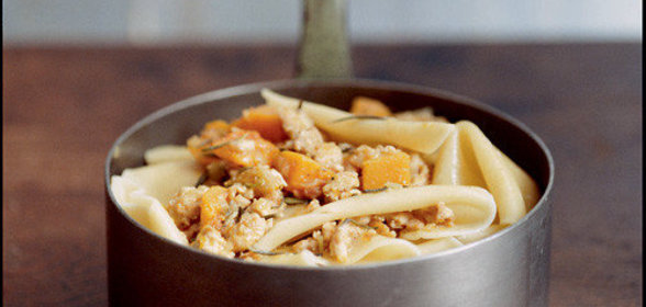 Паппарделле с рагу из розмарина, тыквы и курицы