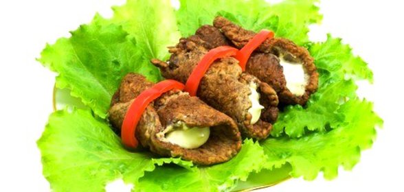 Рулетики из говядины с мягким сыром и сладким перцем