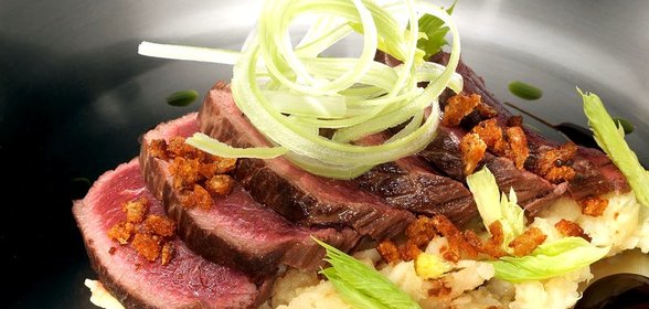 Оленина с сельдереем и лакричным соусом