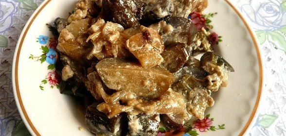 Баклажаны с луком и сметаной