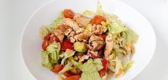 Салат с лимонной курицей и авокадо