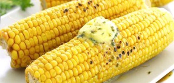 Золотистая кукуруза на гриле в сыре с дольками лайма