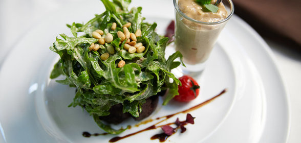 Салат с куриной печенью и рукколой