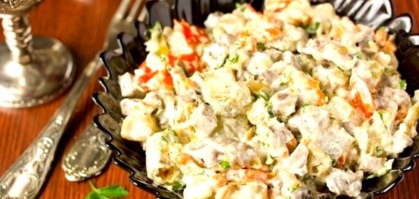 Салат со свиным языком, шампиньонами и овощами