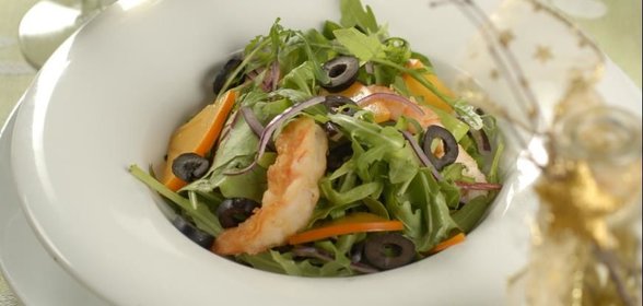 Зеленый салат с креветками и хурмой