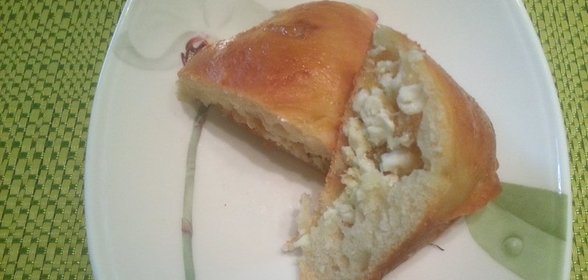 Пирожки с творогом и изюмом из дрожжевого теста