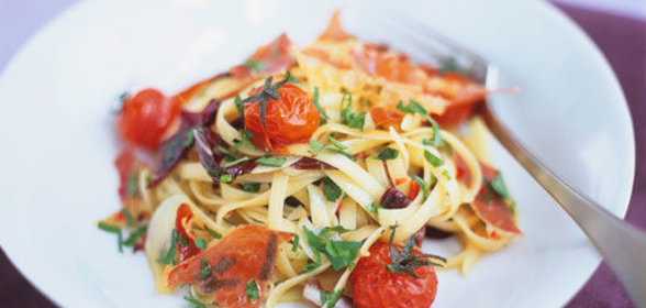 Теплый салат с лингвини