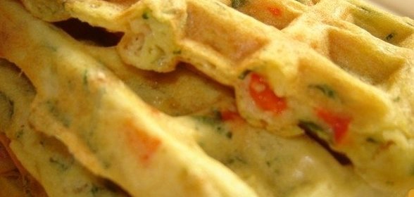 Сырные вафли с перцем и зеленью