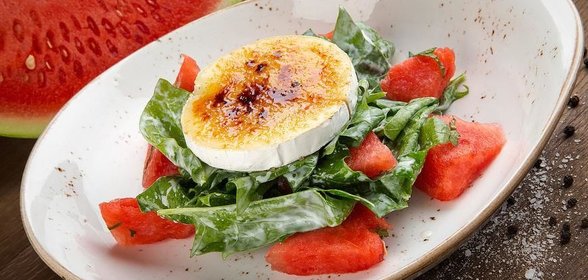 Салат из арбуза, шпината и сыра бри