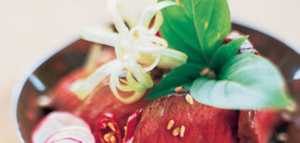 Салат из говядины с базиликом