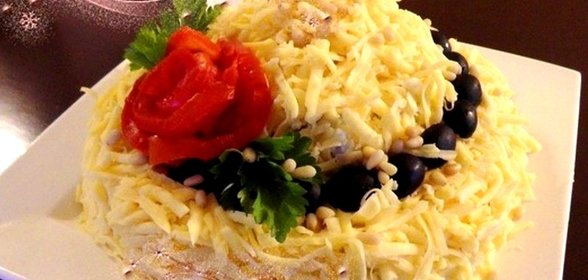 Праздничный слоеный салат с мясом и грибами
