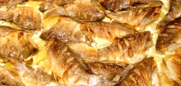 Караси запеченные с картофелем