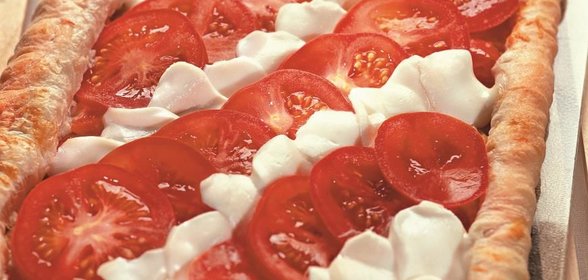 Пирог с помидорами и моццареллой