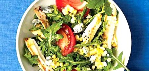 Салат с курицей, помидорами и голубым сыром