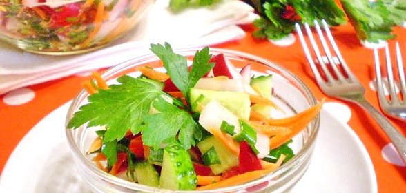 Салат из зелени и овощей