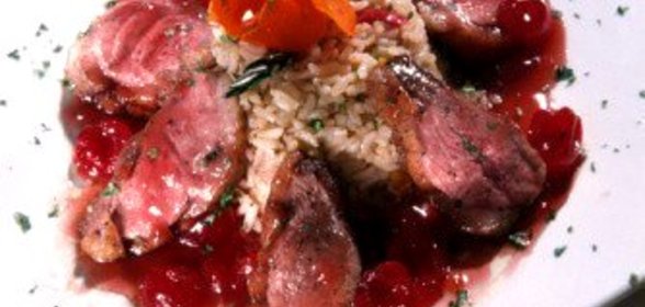 Утка с соусом из сушеной вишни, куриных потрошков и портвейна