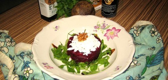 Салат из свеклы, рукколы и феты
