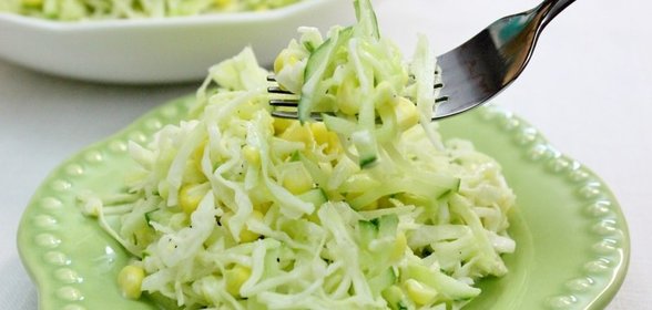 Cалат из капусты, огурцов и яблок