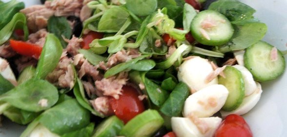 Легкий салат с тунцом