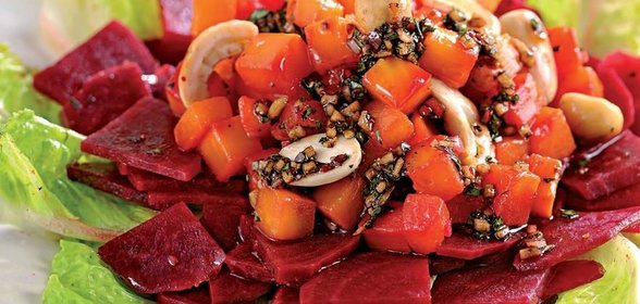 Салат из репы и свеклы с жареными орехами