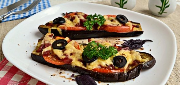 Баклажаны запеченные с колбасой и помидорами
