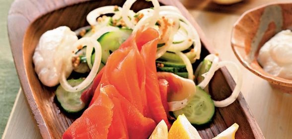 Салат с копченой форелью