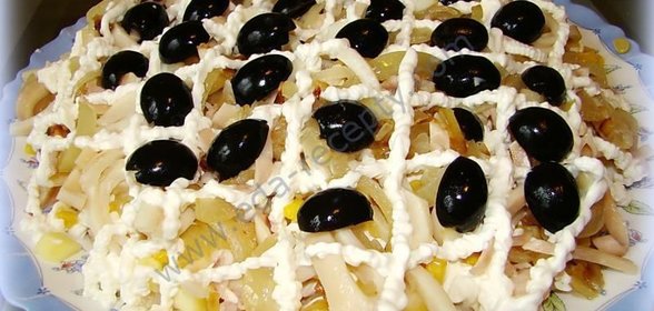 Салат с креветками и кальмарами и кукурузой