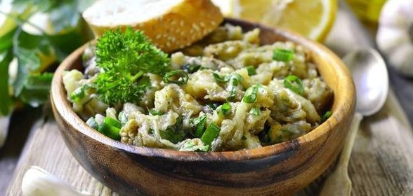 Теплый салат из баклажанов с творожным сыром