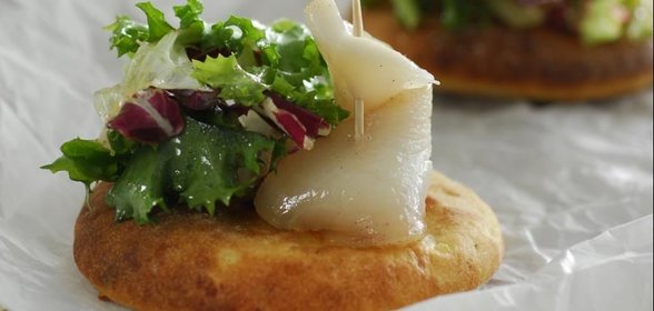 Картофельные фокаччине с зеленым салатом