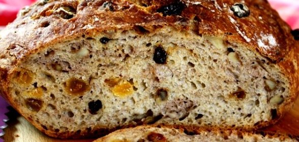 Хлеб с сухофруктами и орехами