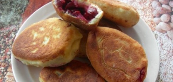 Пирожки с вишней на сковороде