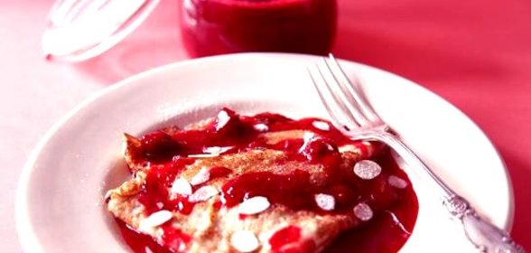 Блины с вишневым соусом