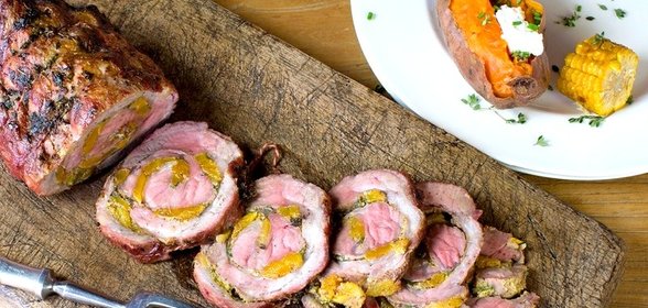 Рулет из свиной вырезки с абрикосами на гриле