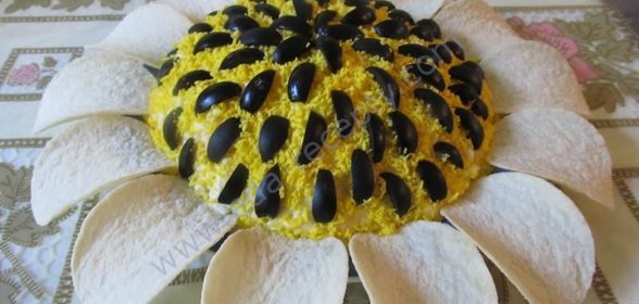 Салат Подсолнух из курицы с чипсами