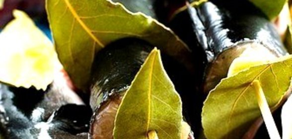 Треска на шпажках с овощным салатом